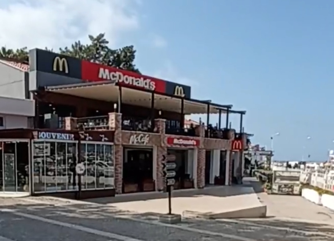  Türkiye, Kemer'deki McDonald's