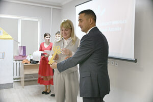 Е.Н. Камфарин вручает Е.А. Бутенковой символический ключ от Центра. / ФОТО автора Администратор  📷
