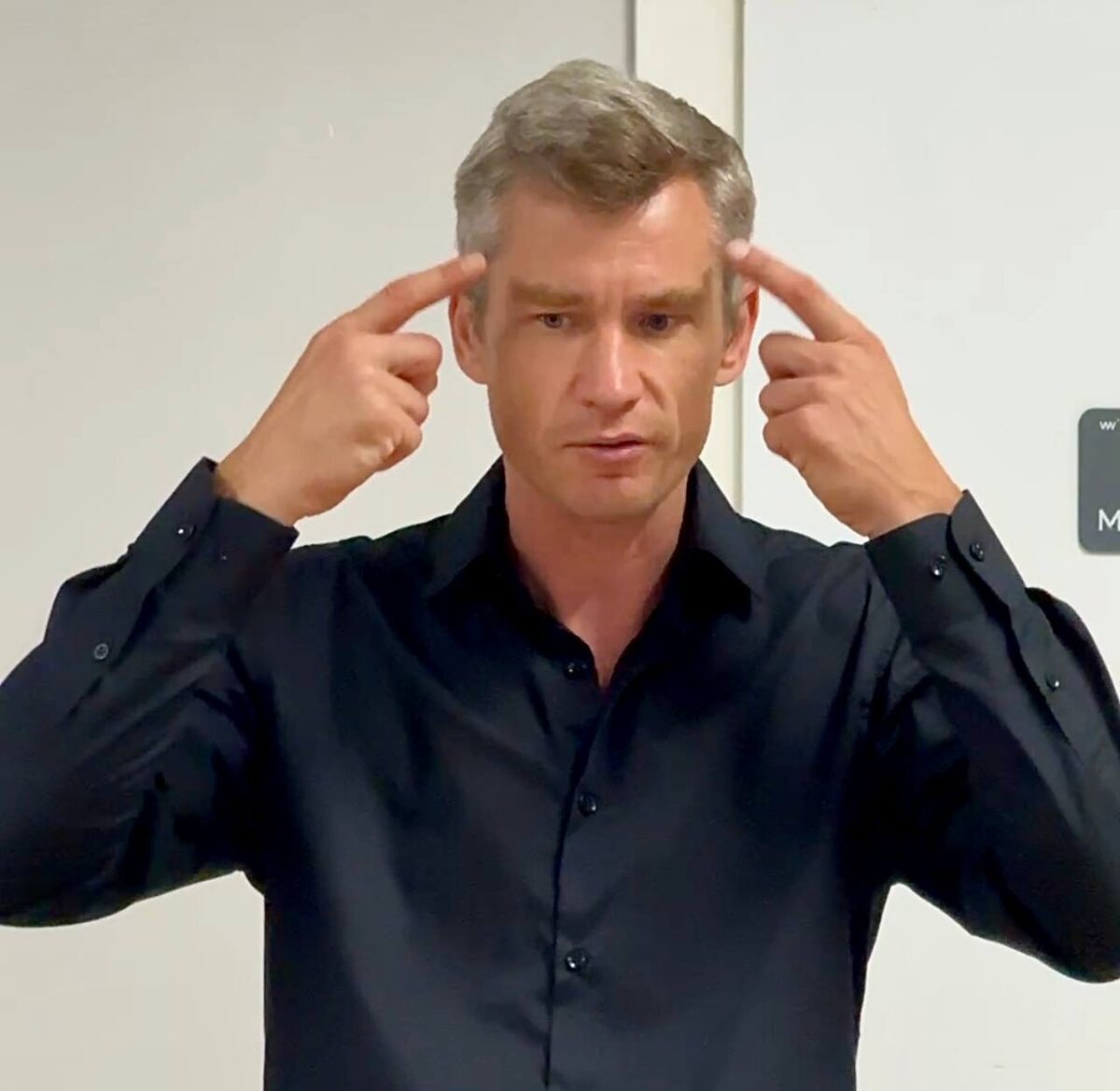 Сначала мы простраиваем роль внутри, а потом уже учимся жить из этой роли