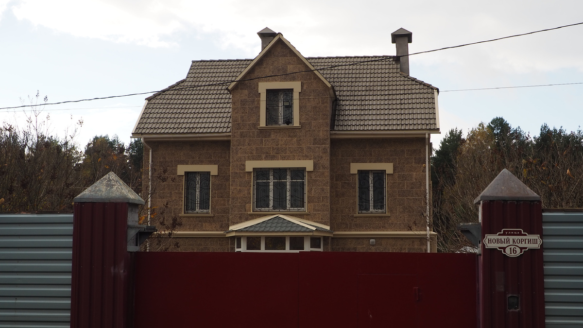 Дома со скатными крышами. Листайте вправо. Фотографии автора