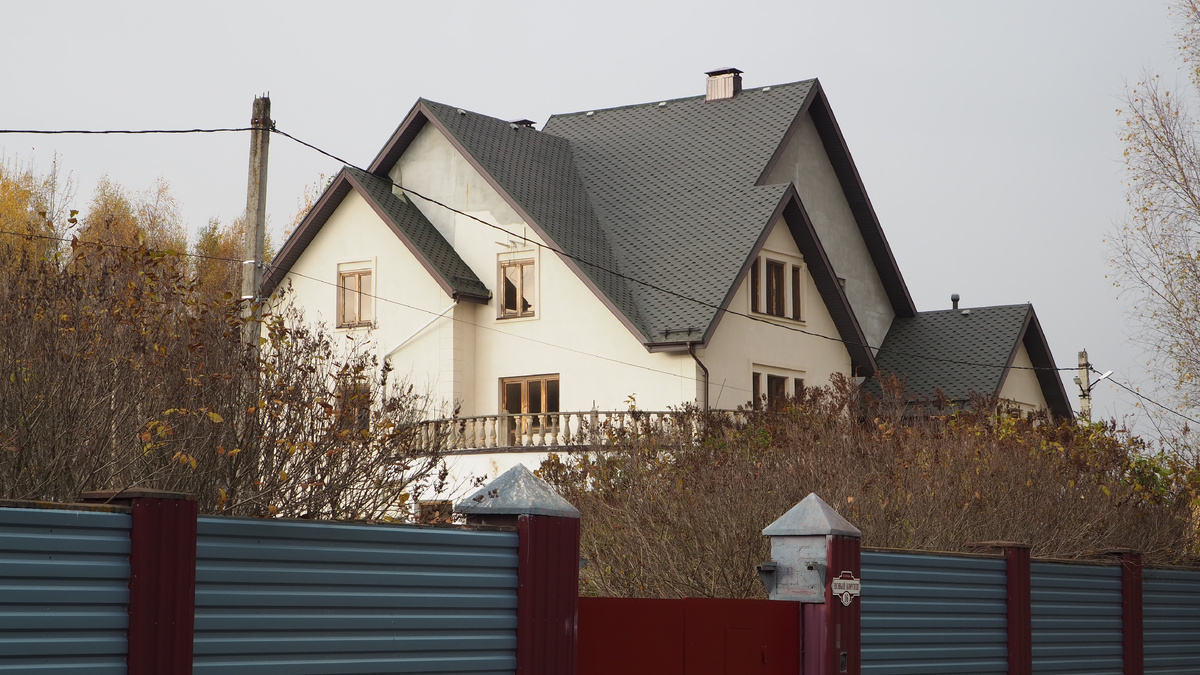 Дома со скатными крышами. Листайте вправо. Фотографии автора