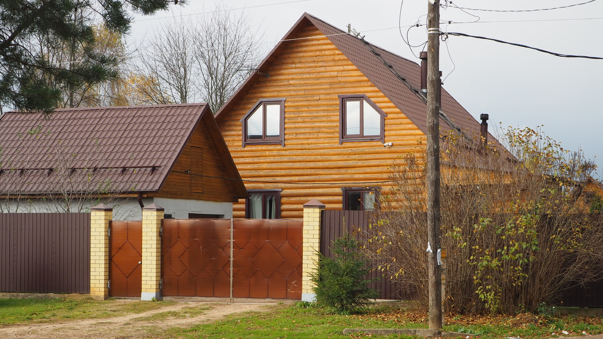 Дома со скатными крышами. Листайте вправо. Фотографии автора