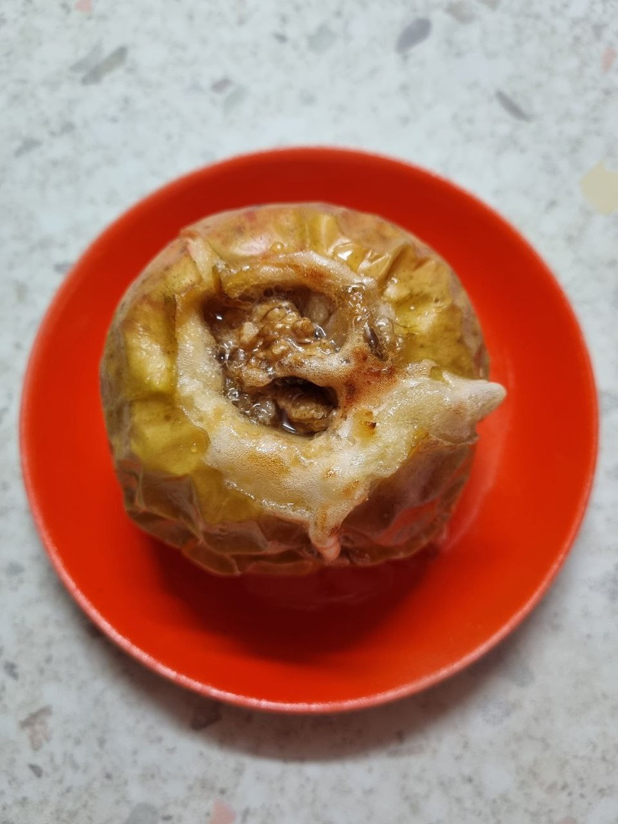 Антоновка с мёдом и грецким орехом - сезонный десерт.