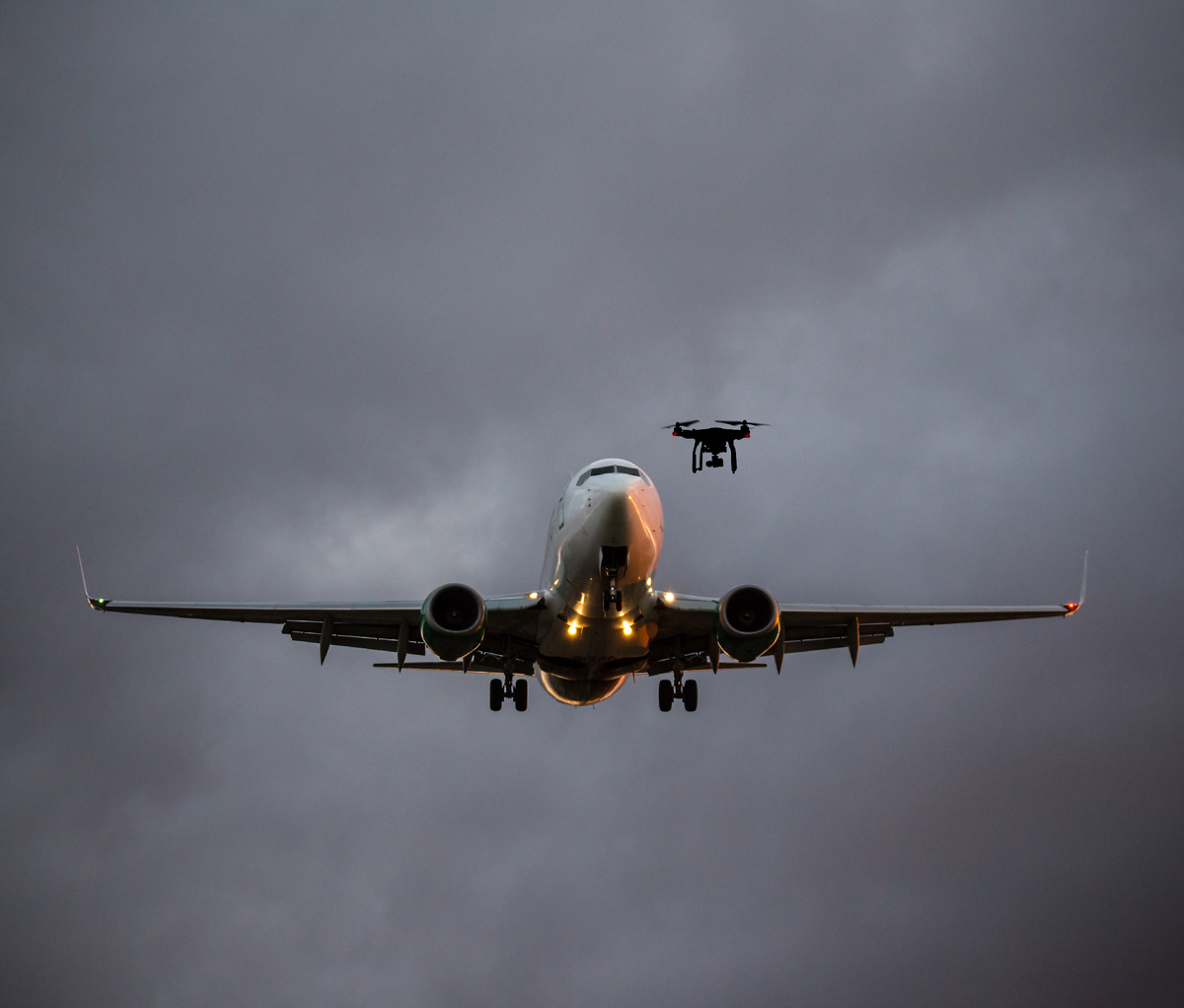 Отмены рейсов из-за БПЛА уже не редкость. Источник фото: shutterstock.com