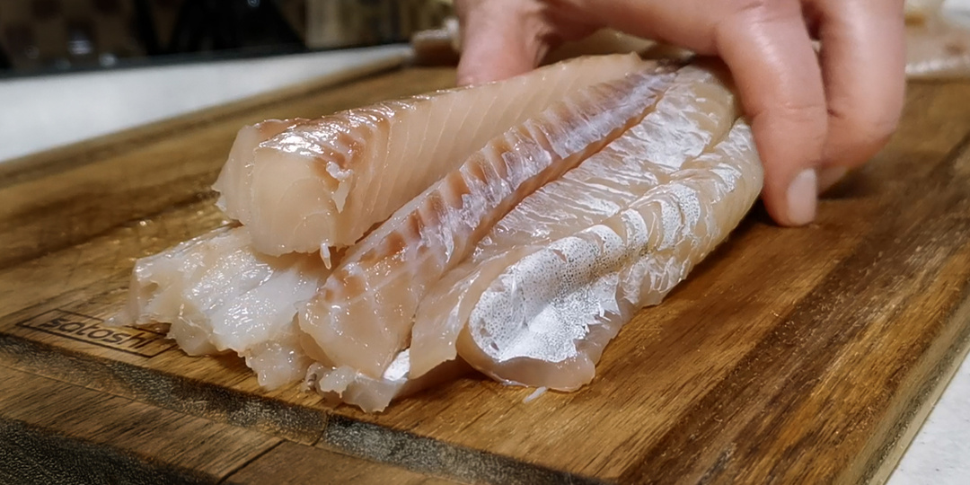 Могу готовить и есть такую рыбу несколько дней подряд. Рецепт старый, а все никак не надоест