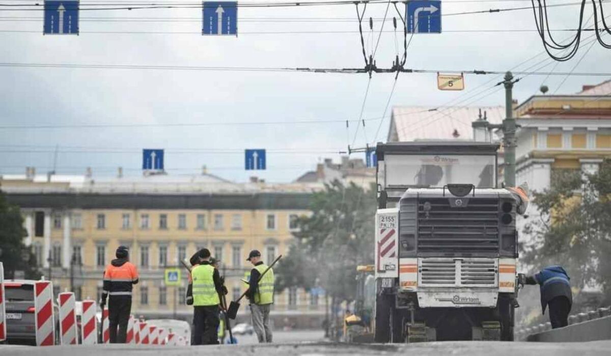     Ремонт на Дворцовом мосту. Источник: spb.kp.ru Автор фото: Алексей Булатов