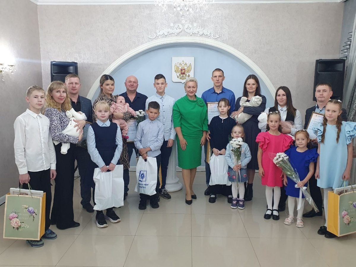    Многодетные семьи Борского округа поздравили в местном отделе ЗАГС