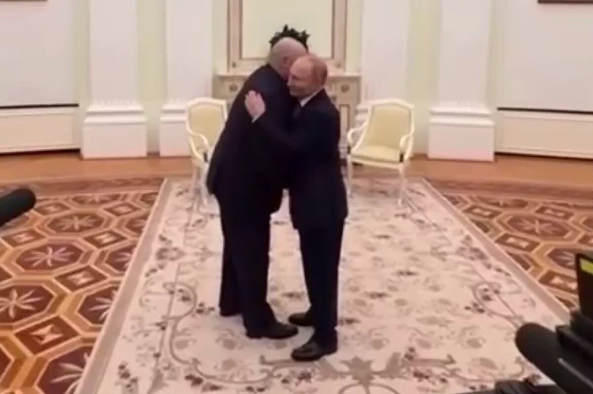    Путин и Лукашенко обнялись при встрече в Кремле