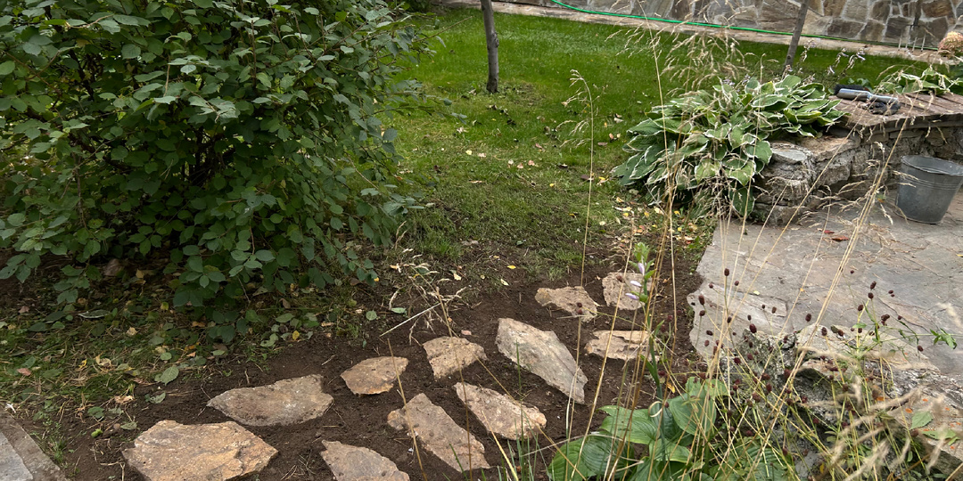 Дорожка из камня на газоне