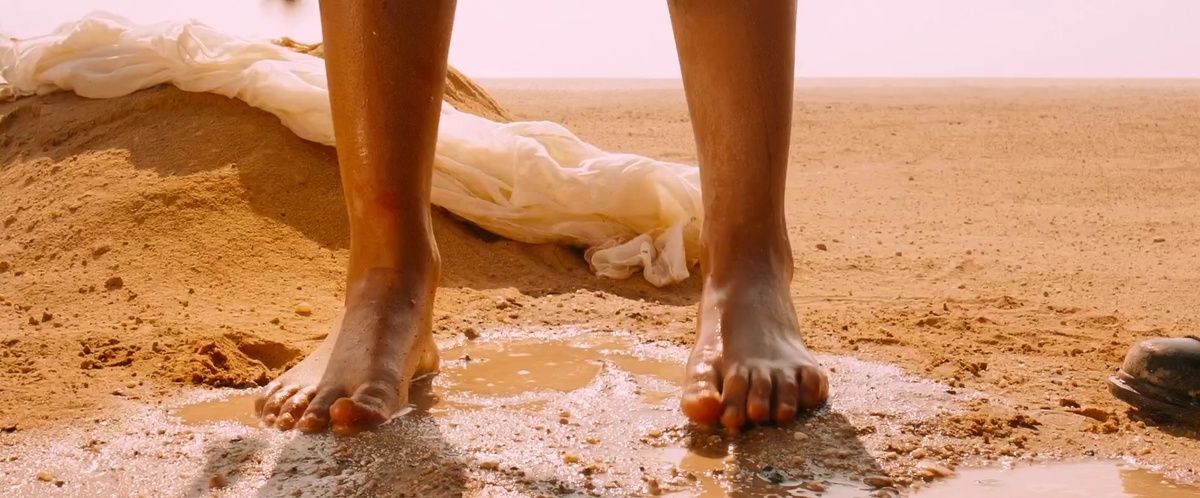 Горячий пляж, ноги горят. Спасаемся только в лужах. Бутылка чистой воды всегда с собой