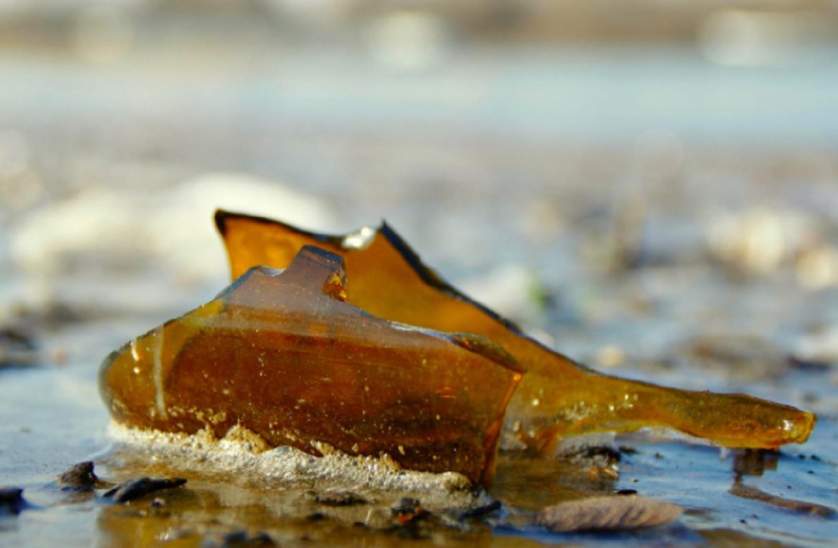Частое явление на диких пляжах - разбитые бутылки. Лично для меня оно частое на Ижевском пруду, на городском пляже. Хоть миноискатель с собой не бери, если он способен настраиваться на  обнаружение стекла.
