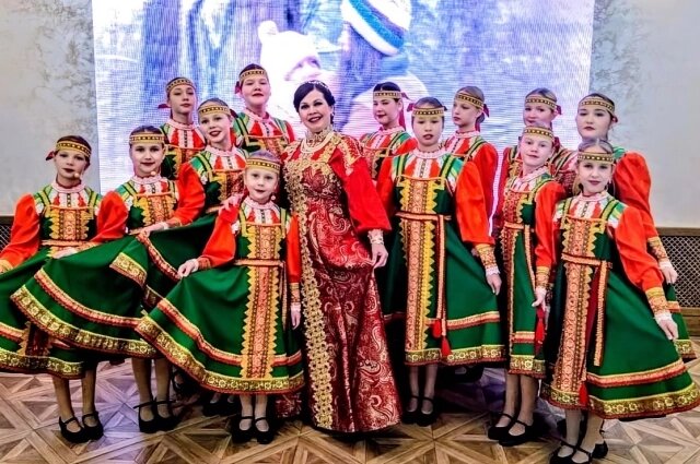    Вера Булышева с воспитанницами ансамбля. Фото: Коми республиканская академическая филармония