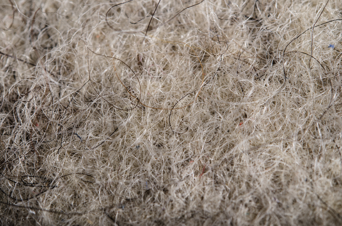 Овечья шерсть удерживает воздух сразу двумя способами: в пространствах между волокнами и в воздушных карманах внутри самих волокон. 