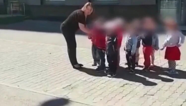 Воспитательница не сразу поняла, почему мужчина так возмущен Фото: скриншот с видео