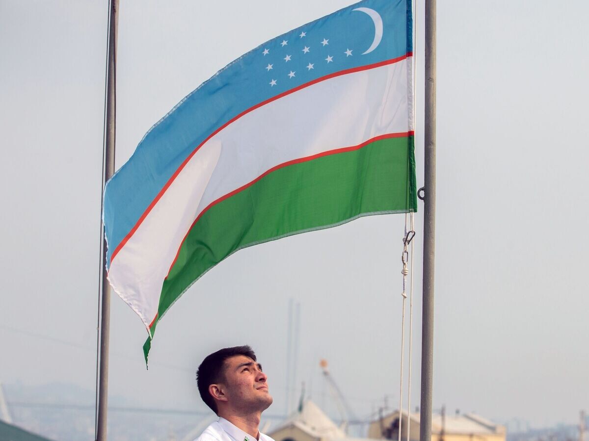    Флаг Узбекистана на здании открывшегося генерального консульства Республики Узбекистан во Владивостоке© РИА Новости / Татьяна Меель