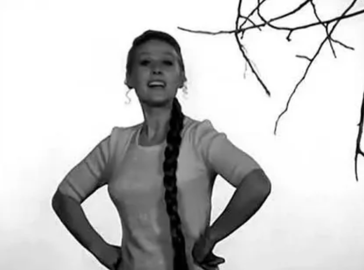 Мария Пахоменко в клипе "Встанем под рябиною" (1973 год)