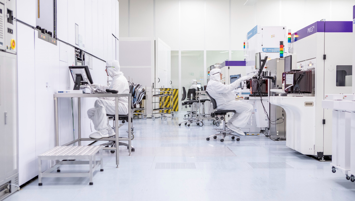 Слева: EUV фотолитограф ASML. Изображение: imec-int.com