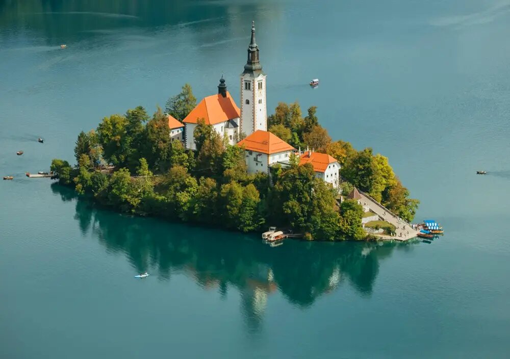 Озеро Блед и крошечный остров с церковью Успения
