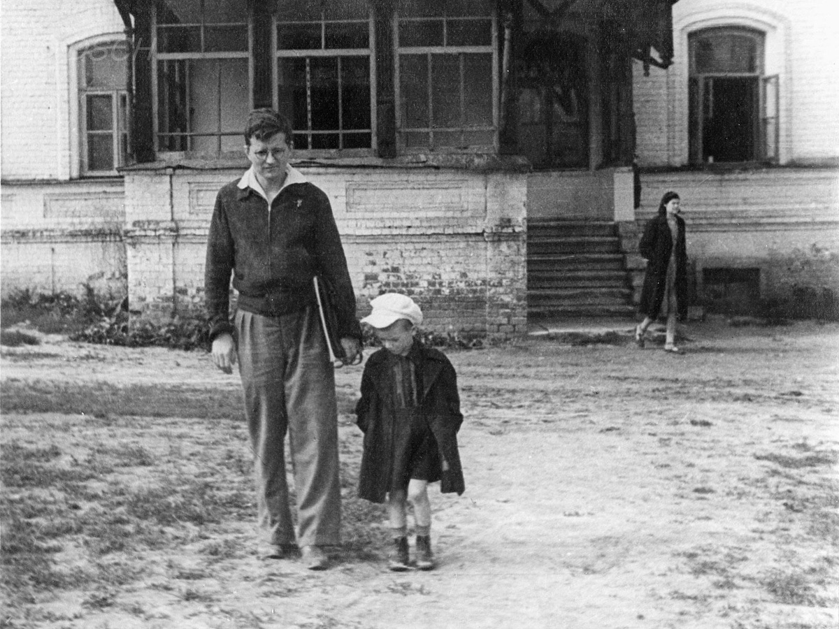 Д.Д. Шостакович со своим сыном Максимом (1943г.) Фотограф Нина Шостакович (Источник: https://www.shostakovich.ru/en/)