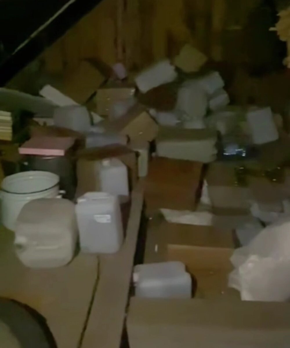    Набитый канистрами чердак дома подозреваемого. Фото: Прокуратура Ленинградской области/ скриншот оперативного видео