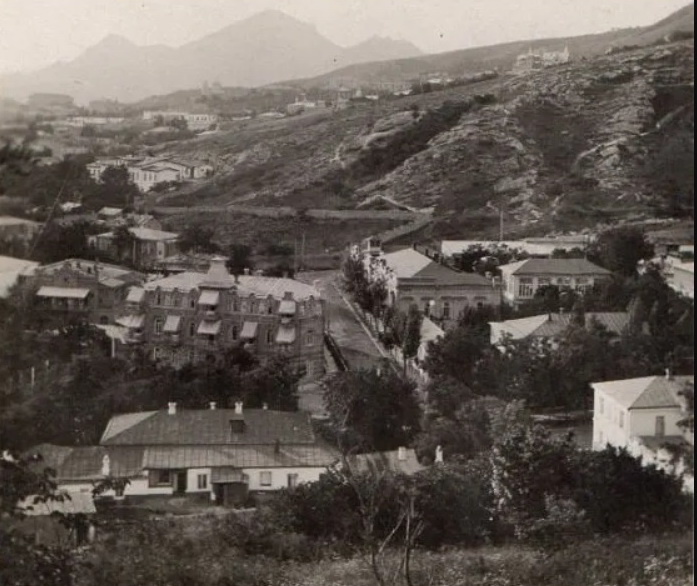 Дом Боцвы с небольшой башенкой в центре. Вид с горы Горячей.