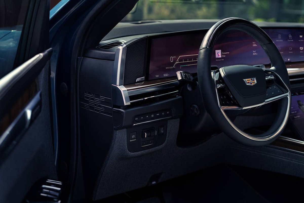 Место водителя в одном из самых надежных SUV – Cadillac Escalade