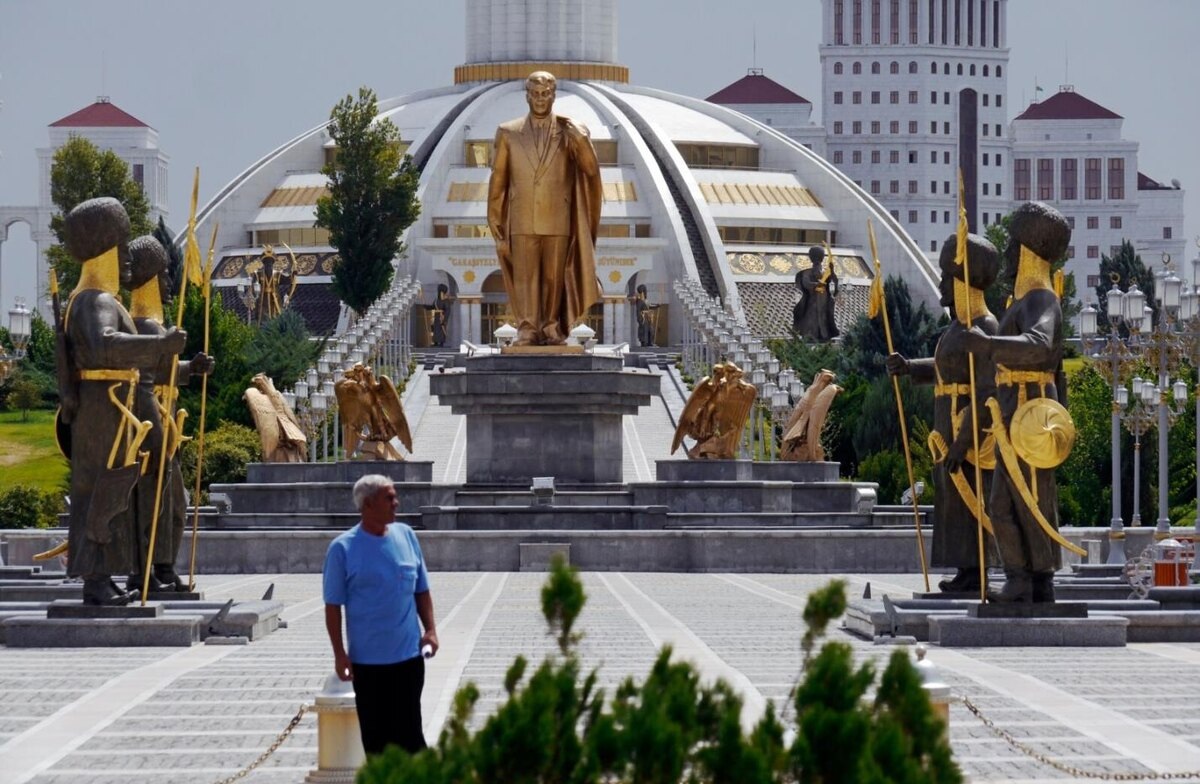 Памятник первому президенту Сапармурату Ниязову