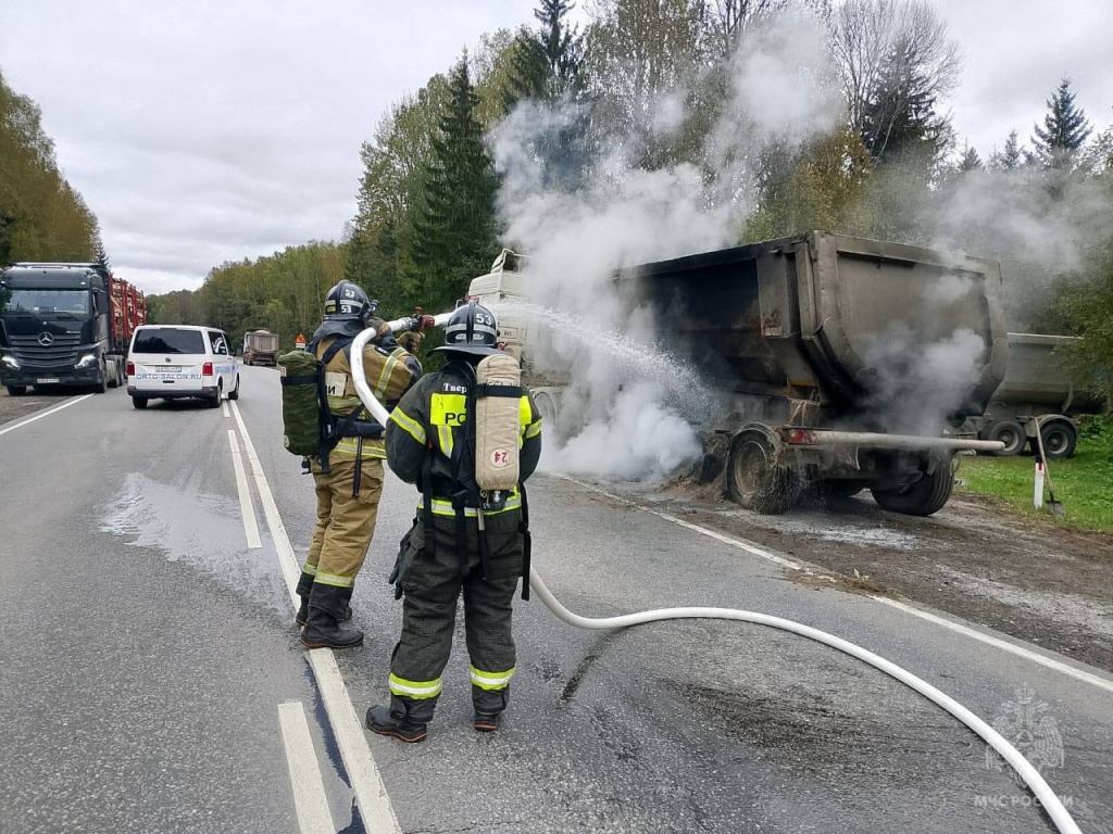 На «Золотом кольце» в Тверской области загорелся грузовик со щебнем