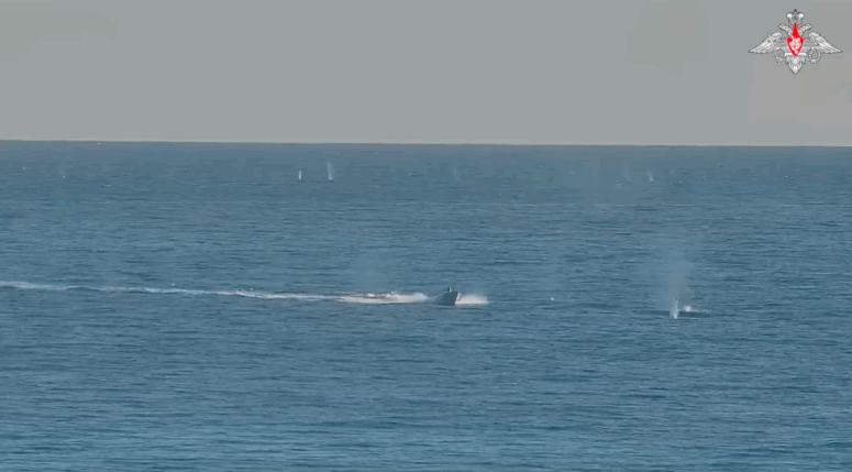    Уничтожение безэкипажных катеров. Кадр из видео / t.me/mod_russia