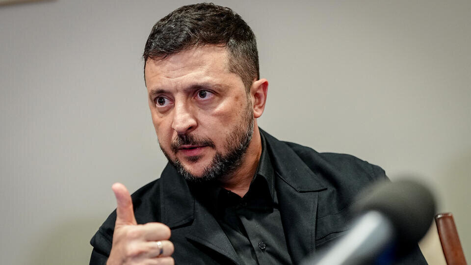     Песков: Зеленский пытается убедить европейцев, что он хороший вояка Kay Nietfeld/dpa/picture-alliance/TASS