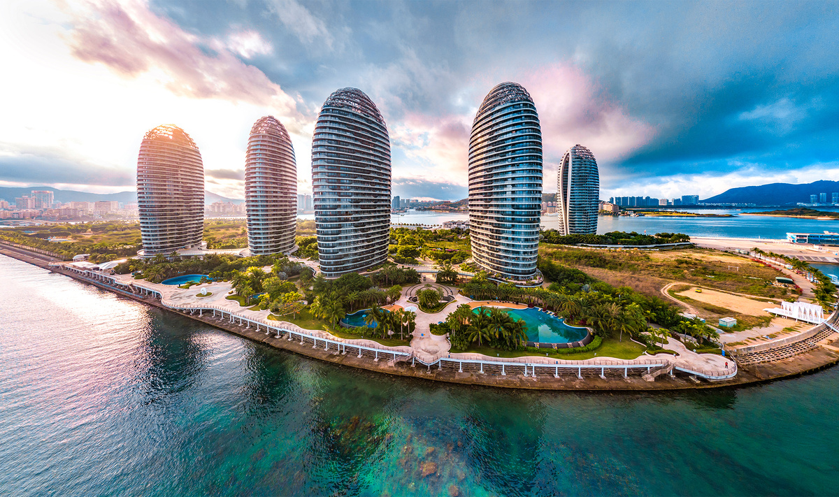 Среди интересных мест Саньи — рукотворный остров Феникс, по которому приятно прогуляться, рассматривая его небоскрёбы.Фото: DreamArchitect / Shutterstock.com