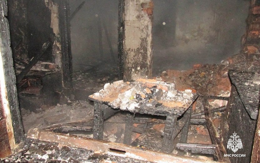    Двое детей подожгли деревянный дом в Удмуртии