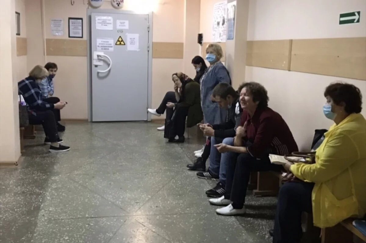    В поликлиниках - всплеск числа обратившихся.