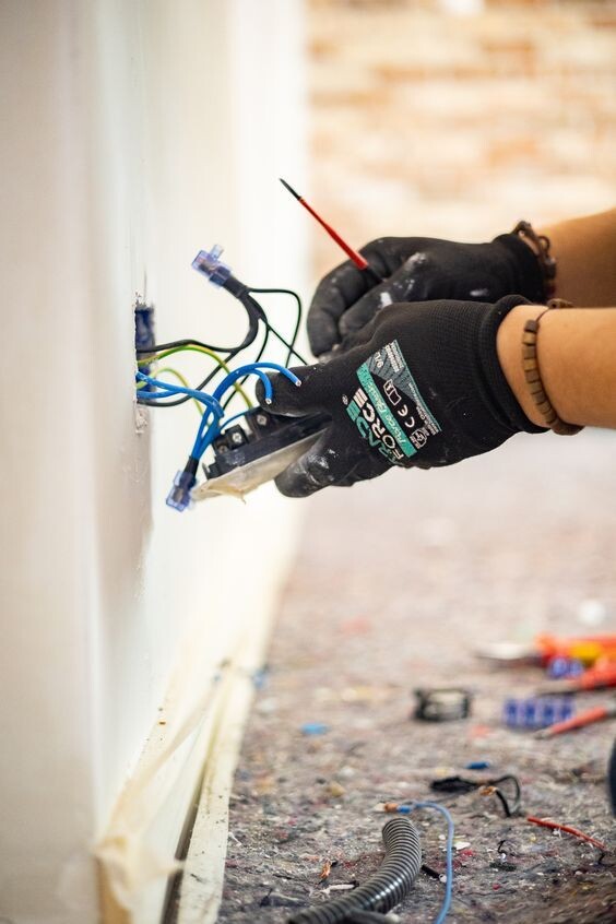 а вы умеете обращаться с электрикой?