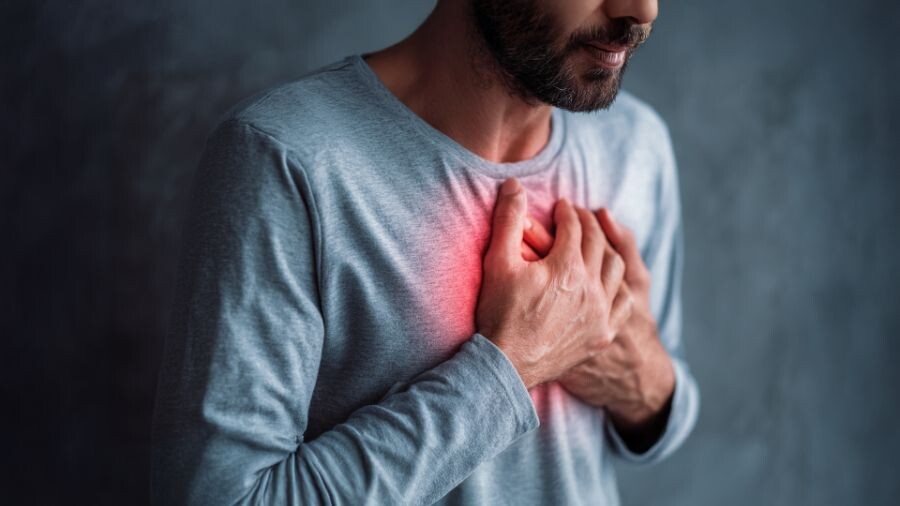 Дискомфорт и колющая боль в области сердца может появиться не только из-за болезней сердечной мышцы