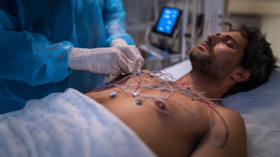 ЭКГ один из способов диагностики патологий сердечной мышцы, в том числе при симптоме «колющая боль в сердце»