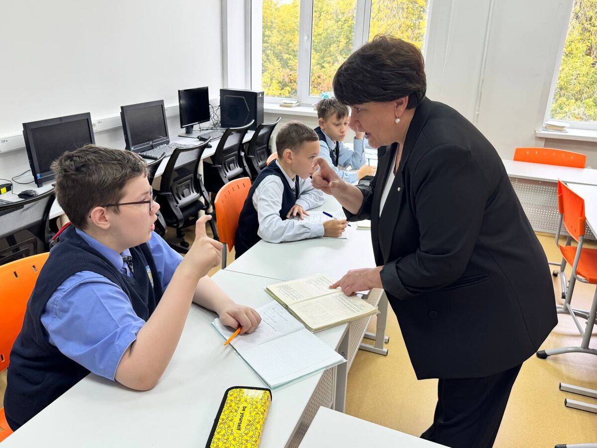    "Учила жестовый язык в процессе работы": как кировский педагог преподает математику детям с нарушением слуха