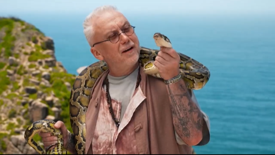 Кадр из шоу «Выживалити. Змееловы»