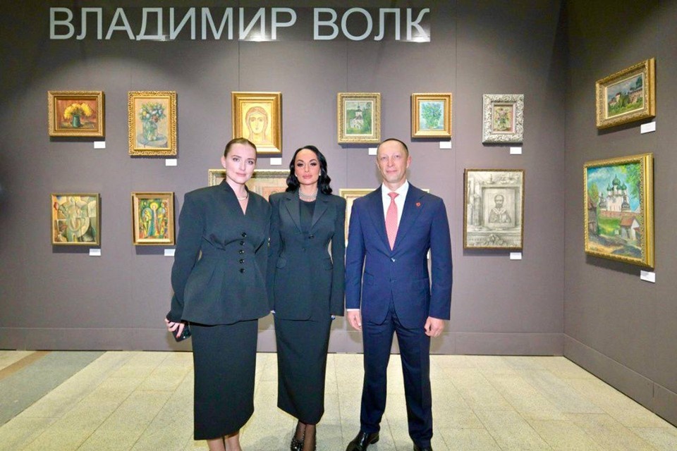    Елизавета Фролова, Ирина Волк и Вадим Лобов на открытии выставки «Арт Россия. Классика. Новый взгляд» социальные сети