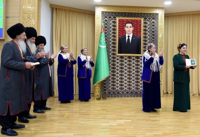 Вручение паспортов новым гражданам Туркменистана, 25 сентября, 2023 г., Ашхабад, Туркменистан (Фото: электронная газета "Алтын Асыр")