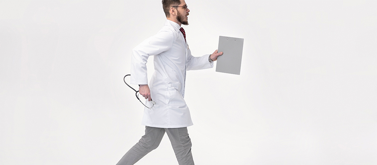 Суды отказали врачу в компенсации за демонтаж символики Победы над его кабинетом