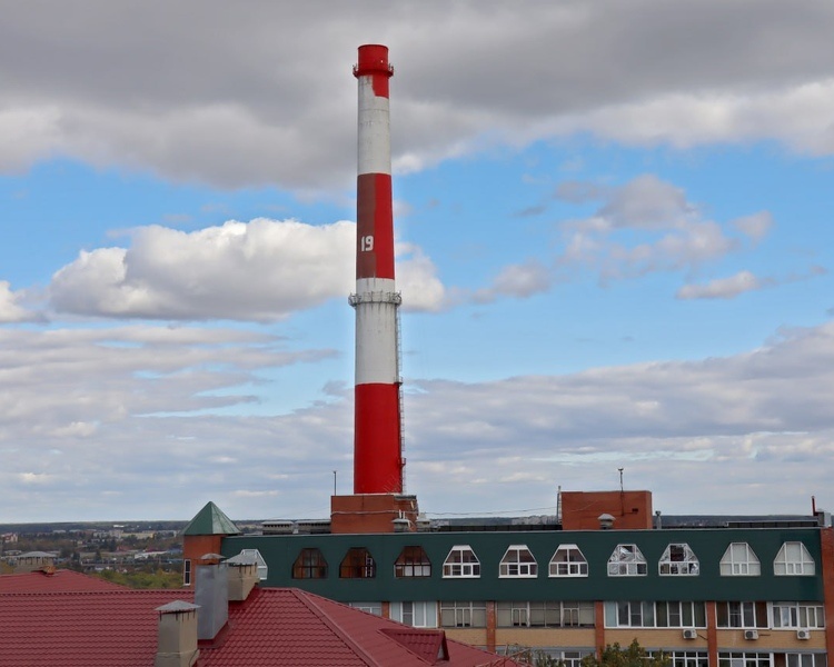     Работы по покраске трубы ТЭЦ-4 в Курске наполовину завершены