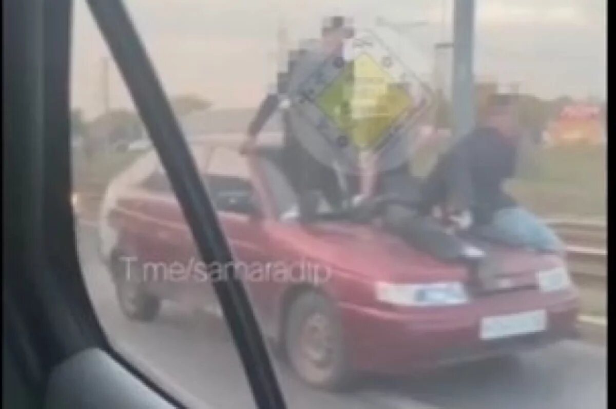    В Самаре на катавшего молодёжь на капоте водителя, составили 4 протокола