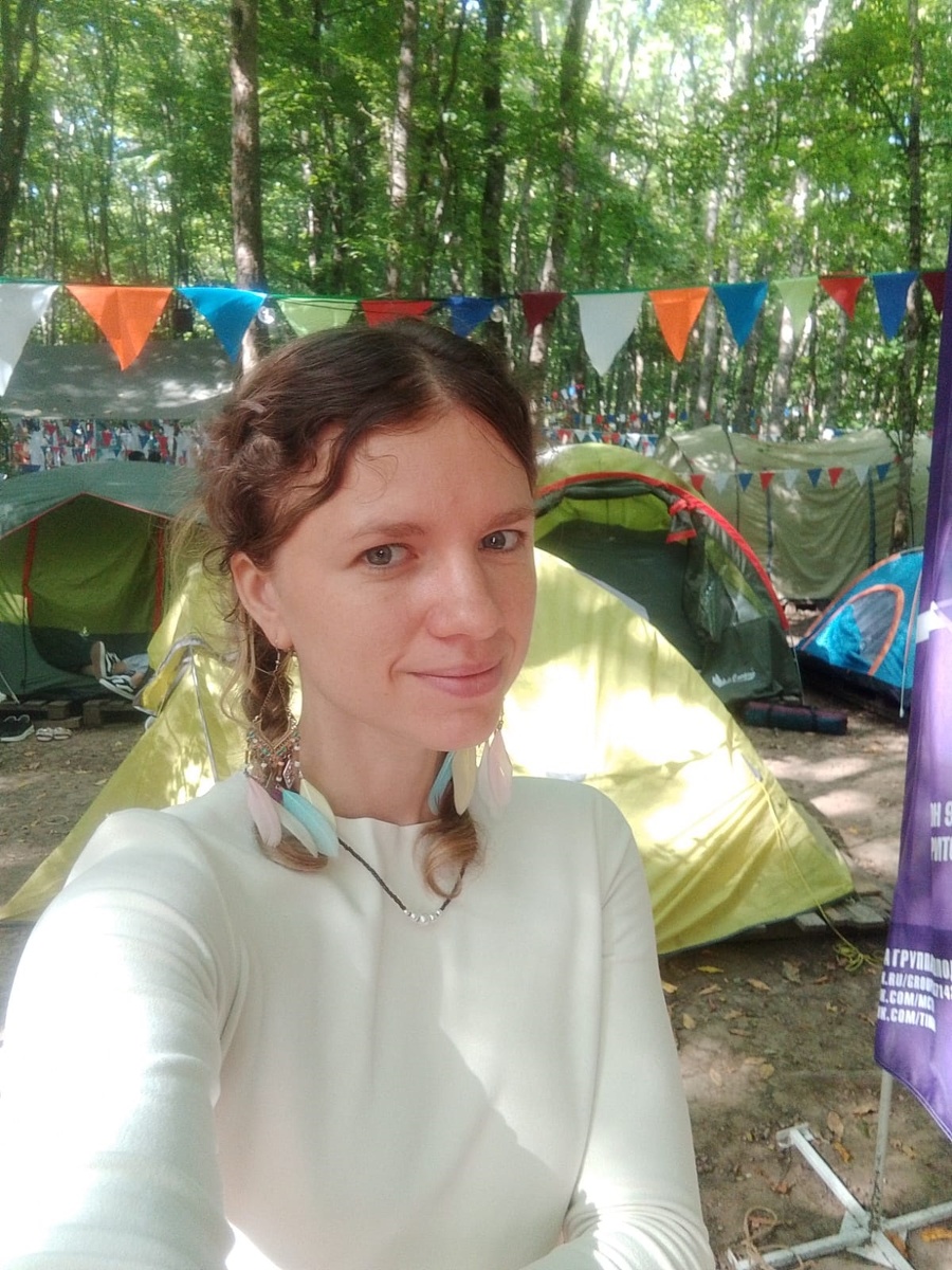 Екатерина Стрельцова на фоне палаточного лагеря. Фото: архив Е. Стрельцовой.
