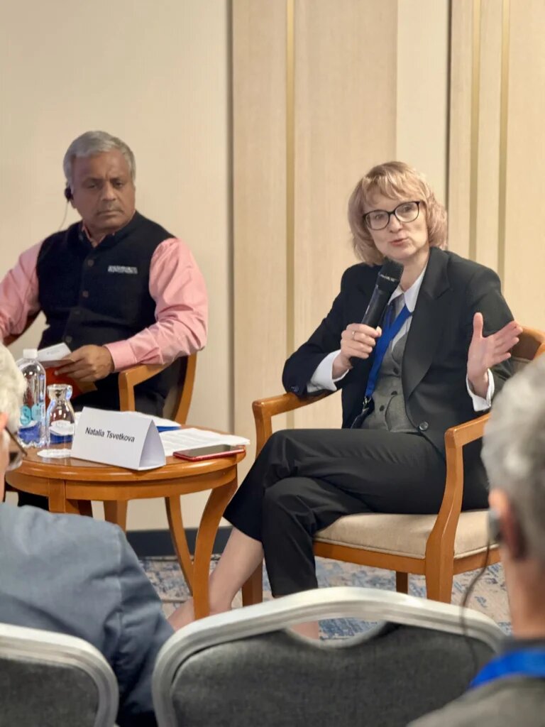 Фото: Слева – У. Кумар Синха, справа – Н. Цветкова (Источник – Арктический век)