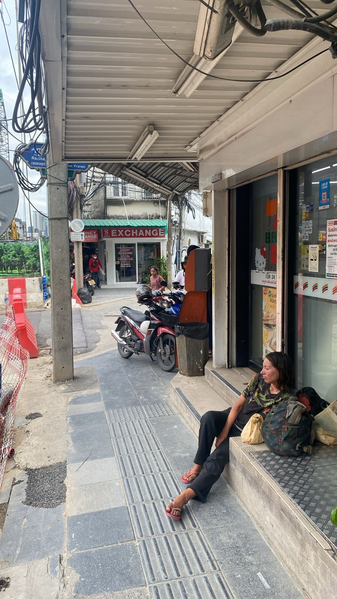 Она не  гуляет, не стоит, а сидит на ступенях.  Сотрудники магазина  разрешают ей пользоваться туалетом. 