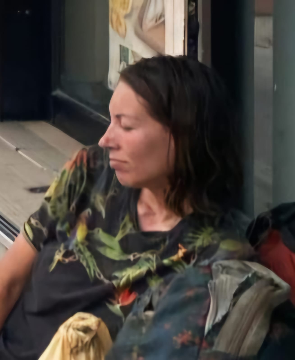 Футболка с попугаями. Вчера еще была другая. 