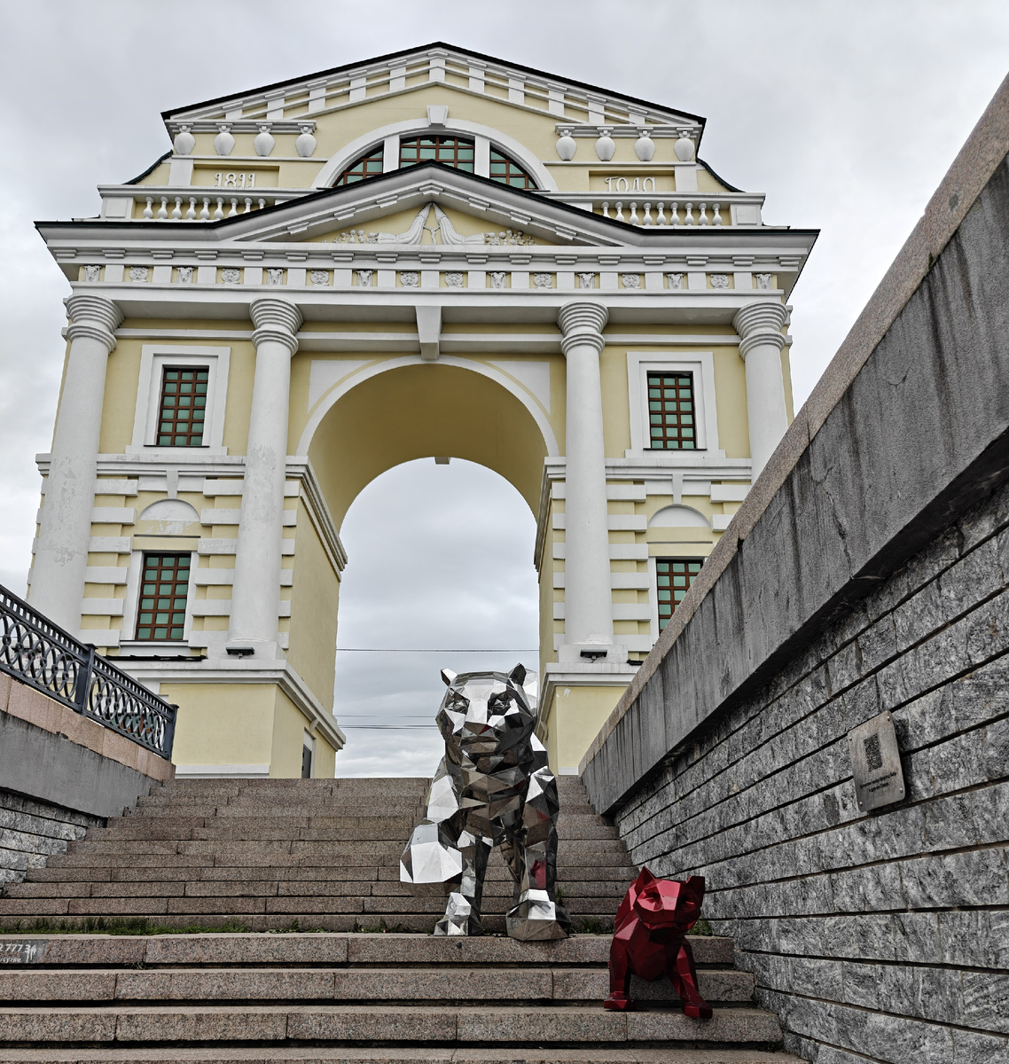Московские Триумфальные ворота, бабр и соболь - символы Иркутска. Фото автора