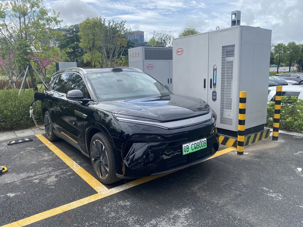 Мегаваттная зарядная станция BYD с жидкостно охлаждаемым кабелем