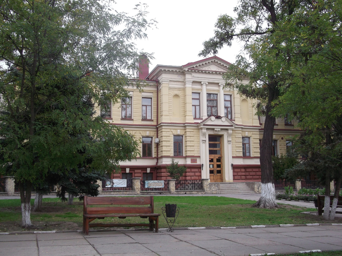 Здание бывшего Херсонского окружного суда расположено в глубине небольшого сквера, что придает ему своеобразную, "уютную" атмосферу. Источник: commons.wikimedia.org